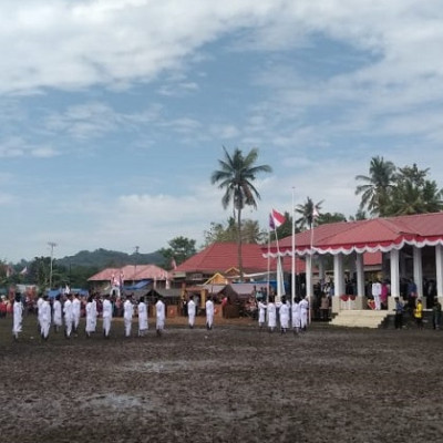 Lumpur Tak Jadi Penghalang Bagi Pendidik MIN 1 Bone Ikut Upacara HUT RI