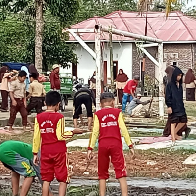 Warga MIN 1 Bone Turut Berpartisipasi Bersihkan Lapangan Kecamatan