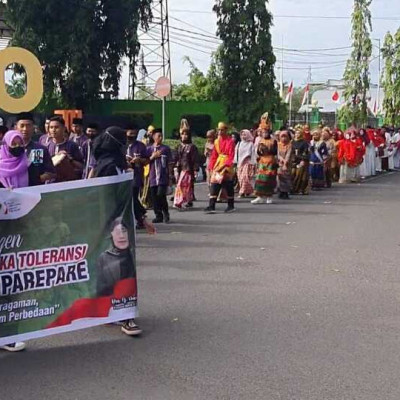 Gegap Gempita Barisan MAN 2 Kota Parepare Semarakkan Karnaval Merdeka Toleransi 