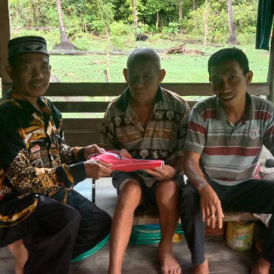 Kepala KUA Bontoharu Kepulauan Selayar Bagikan Bendera Merah Putih Saat HUT Kemerdekaan RI ke 77