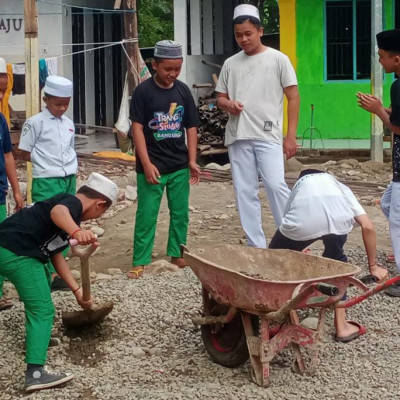 Antusias Siswa MIS Ponpes As’adiyah Galber Turut Dalam Aksi Gotong Royong