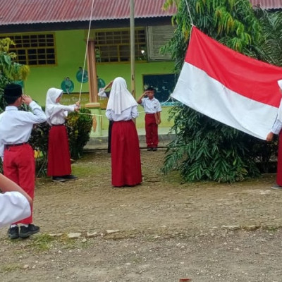 Rutinitas Setiap Senin Pagi, Guru MIS Karama Jadi Pembina Upacara