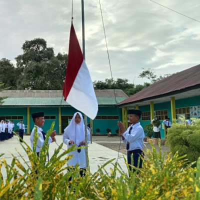 Bentuk Kedisiplinan Siswa MTs Nashrul Haq  Pajalele Melalui Upacara Bendera, Ini Amanat Pembina Upacara