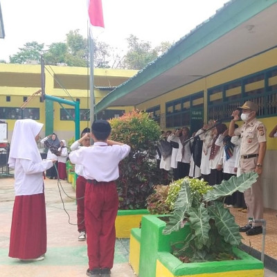 Bertindak Pembina Upacara, Komite MIN 7 Bone Ingatkan Jaga Kebersamaan