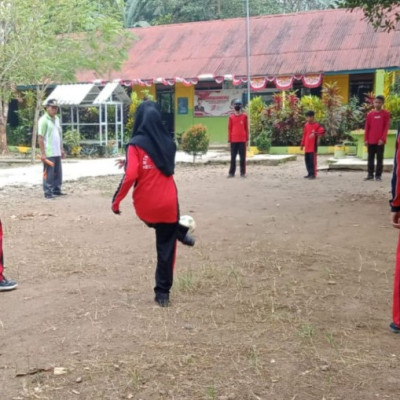 Siswa MTs Guppi Lembanna Berlatih Teknik Menendang Bola