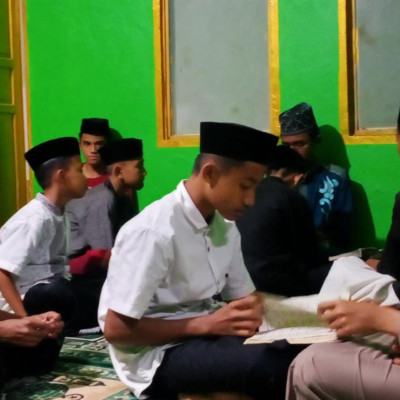 Program Tahsin, Siswa MTs Ponpes As'adiyah Galber Setorkan Bacaan Kepada Pembina