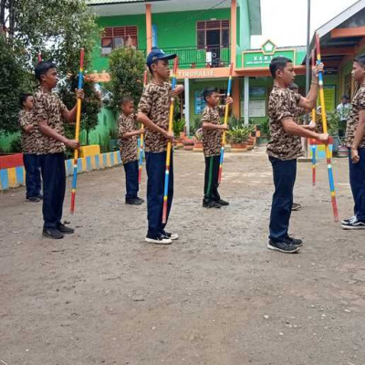 Jelang Perkemahan Anggota Pramuka MTs Guppi Mattirowalie Mantapkan Latihan