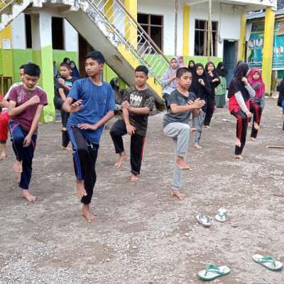 Pasukan Silat MTs/MA Ponpes As’adiyah Galung Beru Latihan Teknik Tendangan