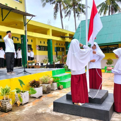 Tampil Memukau Pelaksanaan Upacara Bendera di MIN 7 Bone