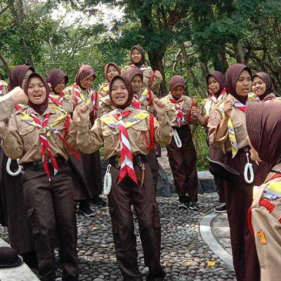 31 Anggota Pramuka Annisa Scouts MTs DDI Lil-Banat Hiking ke Kebun Raya Jompie