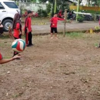 Siswa MTs Guppi Lembanna Praktek Servis dan  Passing Bola Volly