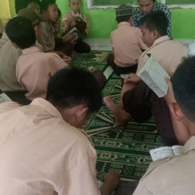 Siswa Kelas VII MTs Bontonyeleng Bulukumba Ikuti Tahsin Metode Iqra