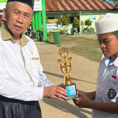 Keren, Santri MI Ponpes Nahdlatul Ulum Jadi Petugas Upacara Bendera