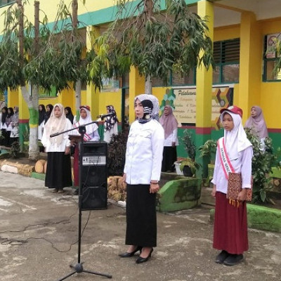 Peserta Didik kelas VI MIN 1 Bone Tunaikan Amanah Sebagai Petugas Upacara