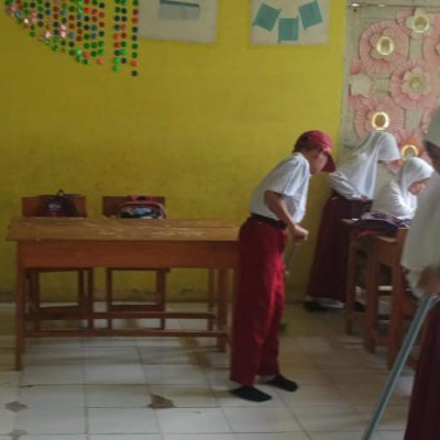 Sebelum KBM Dimulai, Siswa Kelas IV MIS Karama Bersihkan Kelas