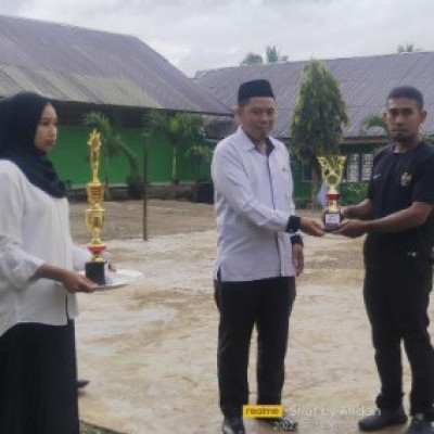 Raih Juara II Volly Ball, Pembina OSIM Muhammadiyah Songing Serahkan Langsung Pialanya