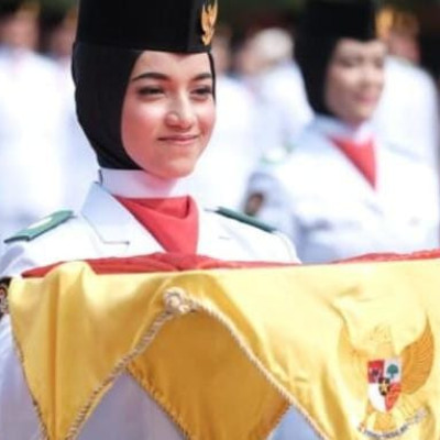 Hanum, Santri Pesantren Sultan Hasanuddin Pembawa Baki Bendera HUT RI di Gowa