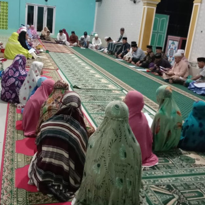 KUA Pattalassang Berbagi Mukena pada Safari Religi di Masjid Quba Panaikang