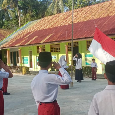 Pelaksanaan Upacara Hari Senin MIS Karama Berlangsung Khidmat