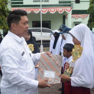 Kakankemenag Sinjai Serahkan Piala dan Piagam Juara KSM Tahun 2022 Tingkat Kabupaten Sinjai