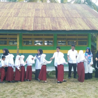 Cium Tangan Guru setelah Upacara, Pembiasaan Siswa MI Al-Khaerat Tudonro