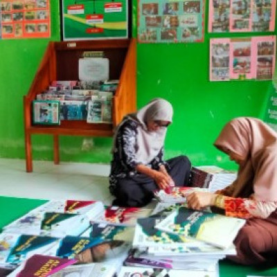 Miliki Koleksi Buku Teks Baru, Pustakawan MIN 3 Lakukan Pembenahan