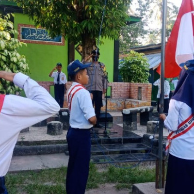 Tanamkan Jiwa Patriotisme, Kapolsek Ujungloe Sambangi MTs Badan Amal