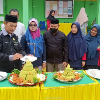 A Yacub Secara Resmi Potong Nasi Tumpeng Sebagai Tanda Resmikan Jumat Berkah