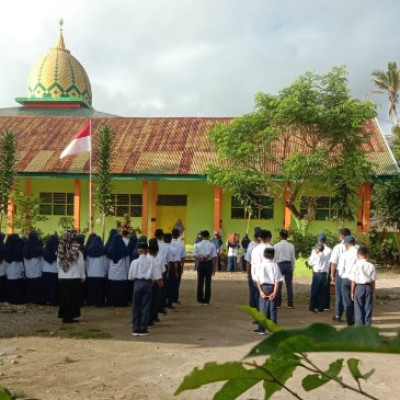 Peserta Didik MTs Al-Ikhwan Antusias Mengikuti Upacara