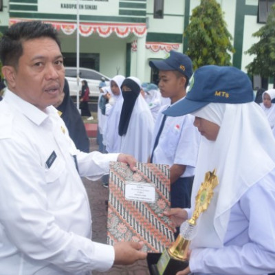 Duta KSM MTs Muhammadiyah Songing Terima Penghargaan Dari Kakankemenag Sinjai