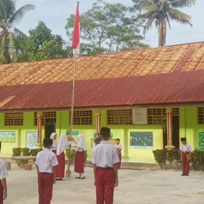 Pentingnya Upacara Bendera di MIS Karama Setiap Hari Senin