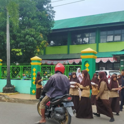 Tanamkan Pembiasan, Kelas 8 F MTsN 1 Bone Gelar Jumat Berkah