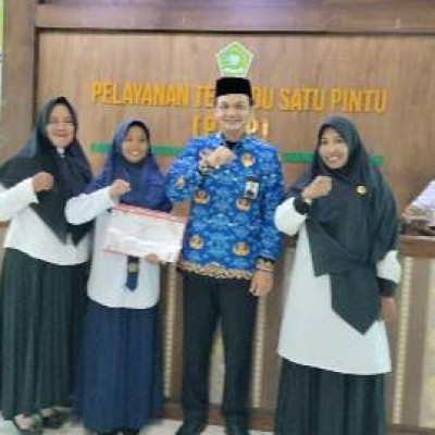 Raih Prestasi KSM Provinsi, Siswi MTs Nashrul Haq Pajalele Terima Penghargaan