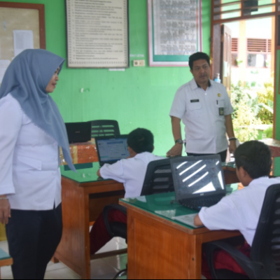 Pastikan Berjalan Lancar, H. Jamaris Pantau AKMI di MAN 1 dan MIN 2 Sinjai