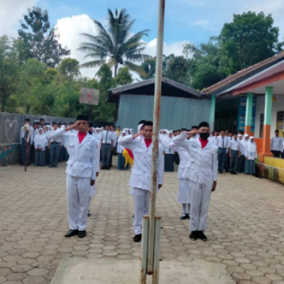 Pengawas Madrasah Tingkat Menengah Jadi Pembina Upacara di MA Tengah Lembang