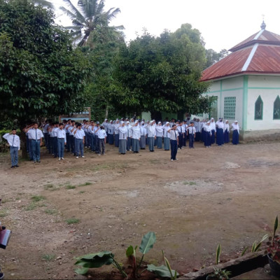 Kepala MA Darul-Qalam Bulukumba Sampaikan Nasehat “EMAS” Saat Upacara Bendera