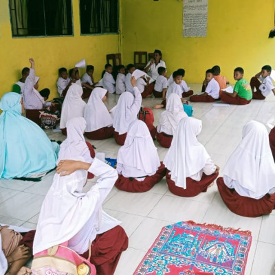 Kamad MIS Bangkeng Buki Bagikan Kartu Kontrol Hafalan dan Sholat