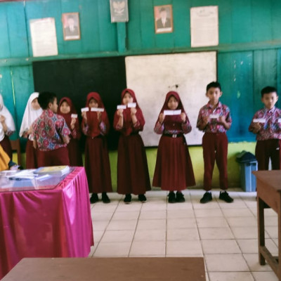 Siswa Kelas Enam MIS Bangkeng Buki Belajar Al-qur'an Hadis Menggunakan Metode Acak Kartu