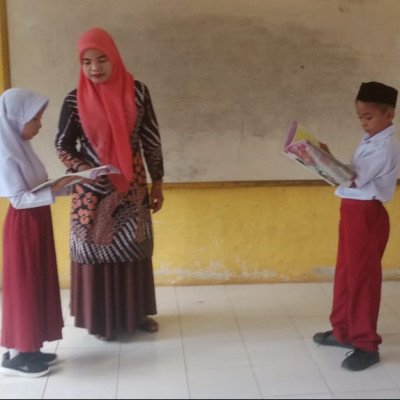 Kegiatan “Membaca Terbimbing”, Melatih Kelancaran dan Pemahaman Membaca Siswa MIS Karama