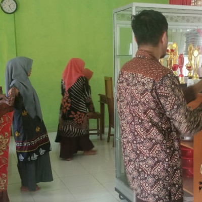 Kamad dan Guru MIS Karama, Benahi Ruang Kantor