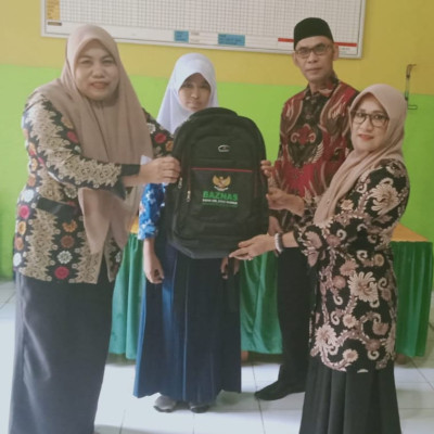 BAZNAS Beri Bantuan Tas Cerdas Kepada Nur Ika Siswa MTs Guppi Lembanna