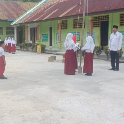 Sampaikan Amanat Dalam Upacara Bendera, Kamad MIS Karama Ingatkan Janji Siswa