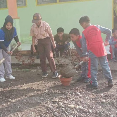 Guru MIS Karama Ajarkan Siswa Bertenggang Rasa Melalui Kerja Bakti