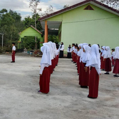 Walau Cuaca Mendung, MIS Karama Tetap Laksanakan Upacara Bendera