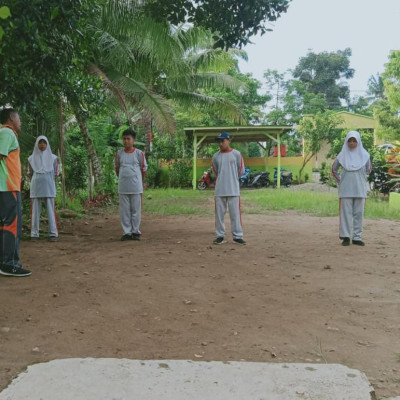 Kamad MTs Guppi Lembanna Supervisi Guru Penjas di Halaman Madrasah