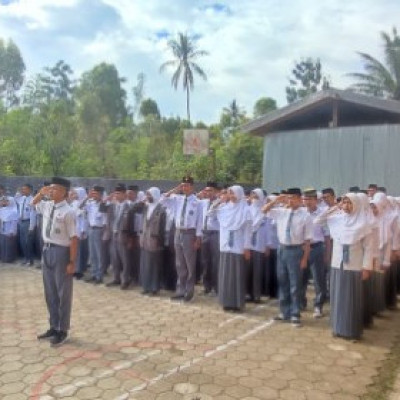 Alumni MA Tengah Lembang Didaulat Jadi Pembina Upacara Bendera