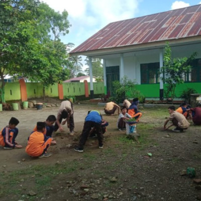 Warga MTs Al-Ikhwan Gotong Royong Bersihkan Lingkungan Madrasah