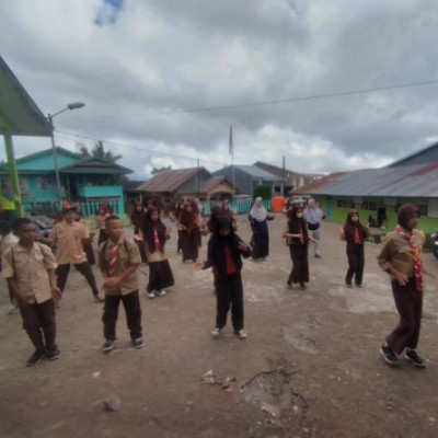 Sehatkan Tubuh, Pendidik dan Peserta Didik MA Darus Shafaa Manipi Laksanakan Senam Pagi Rutin