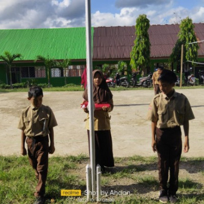 Antusias Pembina Kesiswaan MTs Muhammadiyah Songing Dampingi Peserta Didik Gladi Upacara