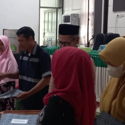 Serahkan SK IJOP, Kakankemenag Tegaskan Jaga dengan Baik Dokumen Madrasah